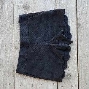 Ann Taylor Riveriera Black Scalloped Jacquard Loft Shorts - Size 00
